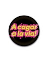 Xapa “A cagar a la via!” – Ironia molt catalana | Pocasoltes