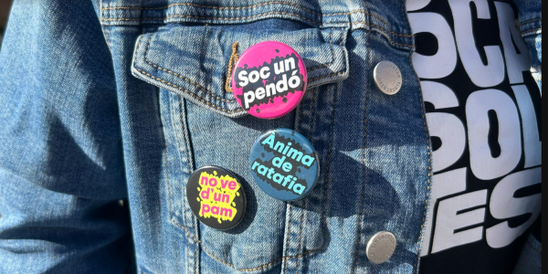 Com fer servir xapes per donar personalitat a la teva roba o motxilla